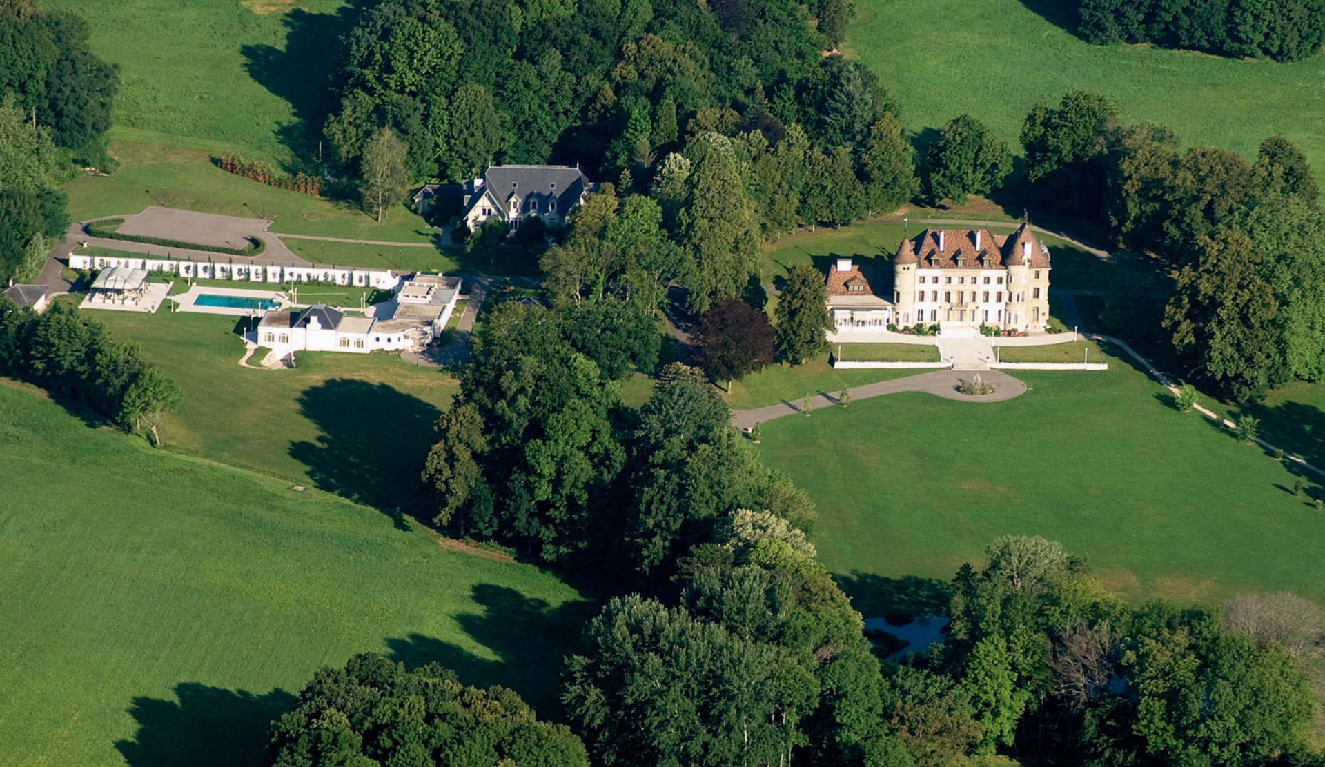 Château de Crassy vu du ciel, domaine de mariage près de Genève